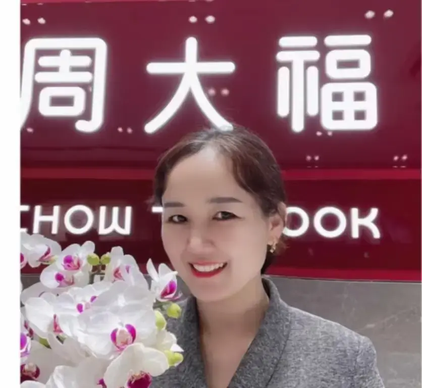 盐城周大福金店一拖三事件完整版视频-射阳门店惊现一拖三-周大福一拖三全记录高清在线观看